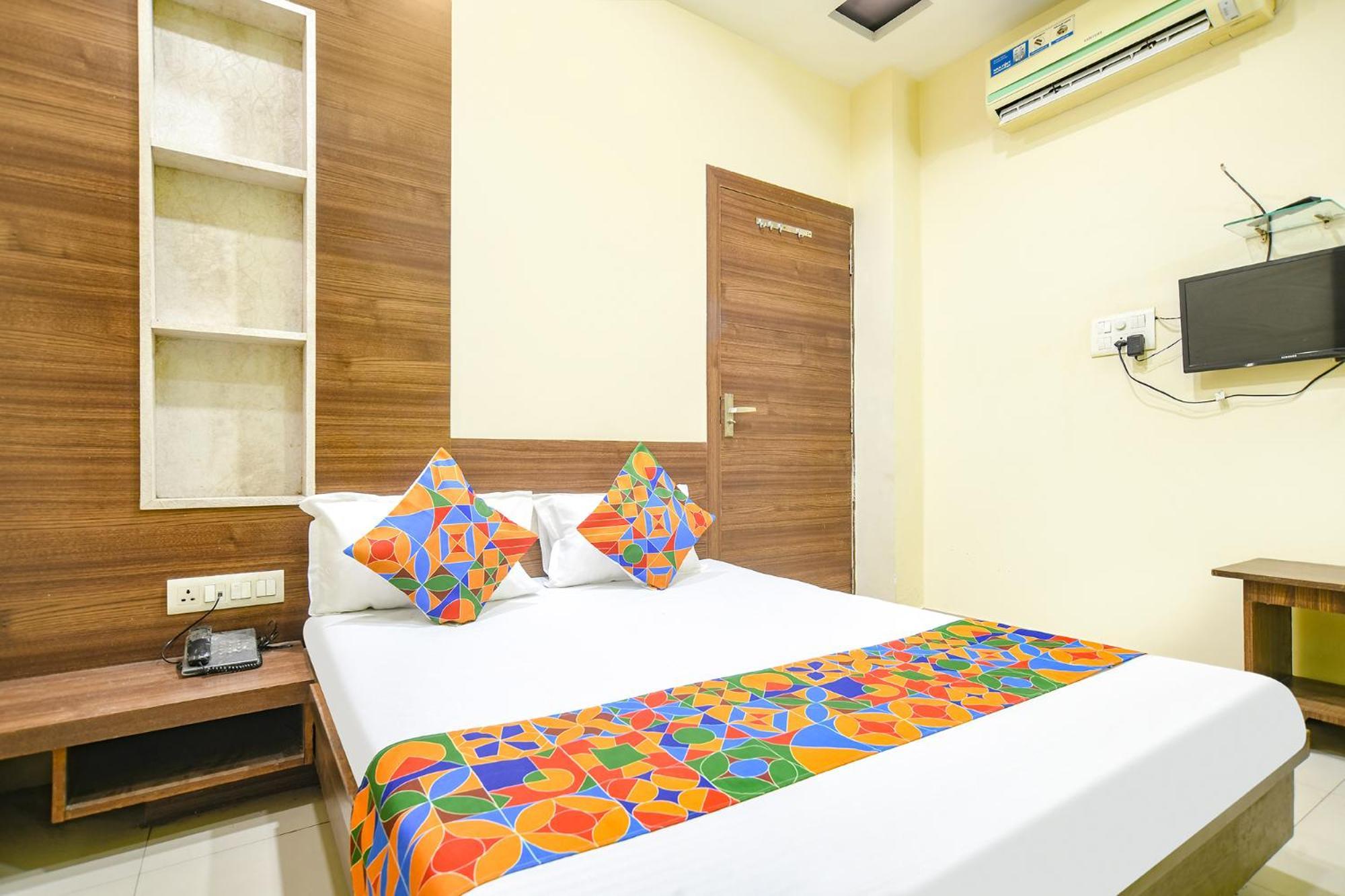 Fabexpress Blue Star Hotell Ujjain Exteriör bild
