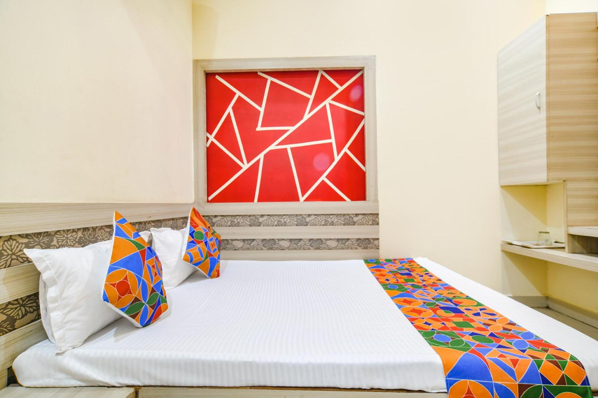 Fabexpress Blue Star Hotell Ujjain Exteriör bild
