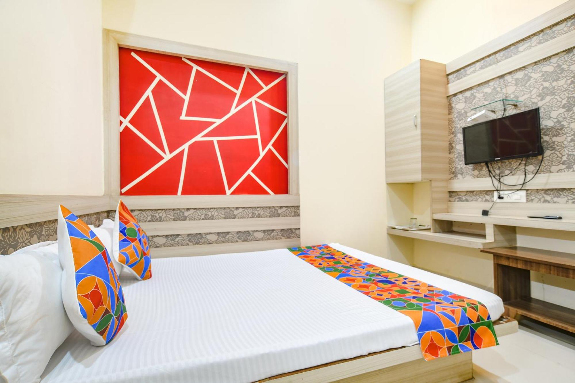 Fabexpress Blue Star Hotell Ujjain Exteriör bild