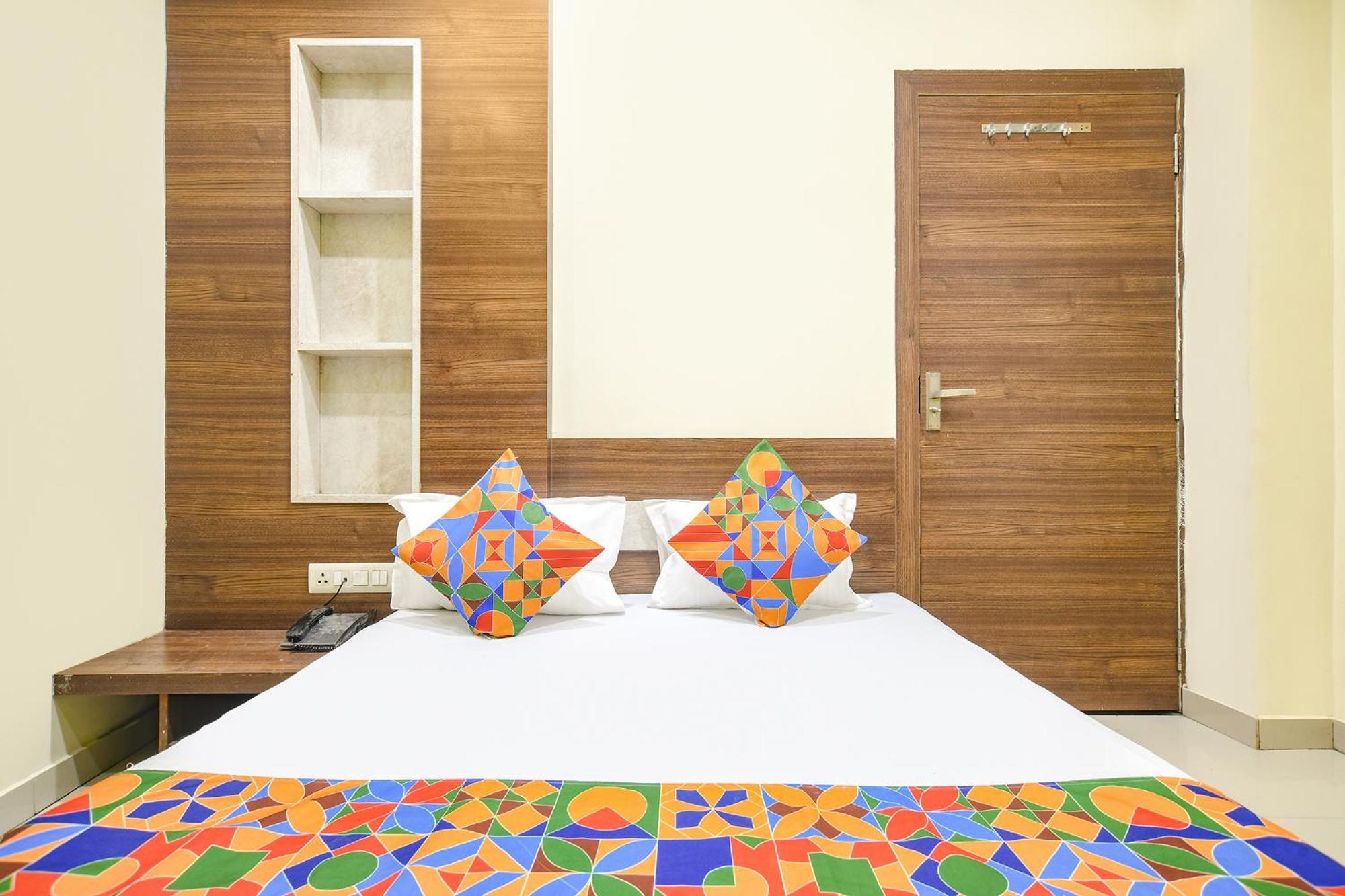 Fabexpress Blue Star Hotell Ujjain Exteriör bild