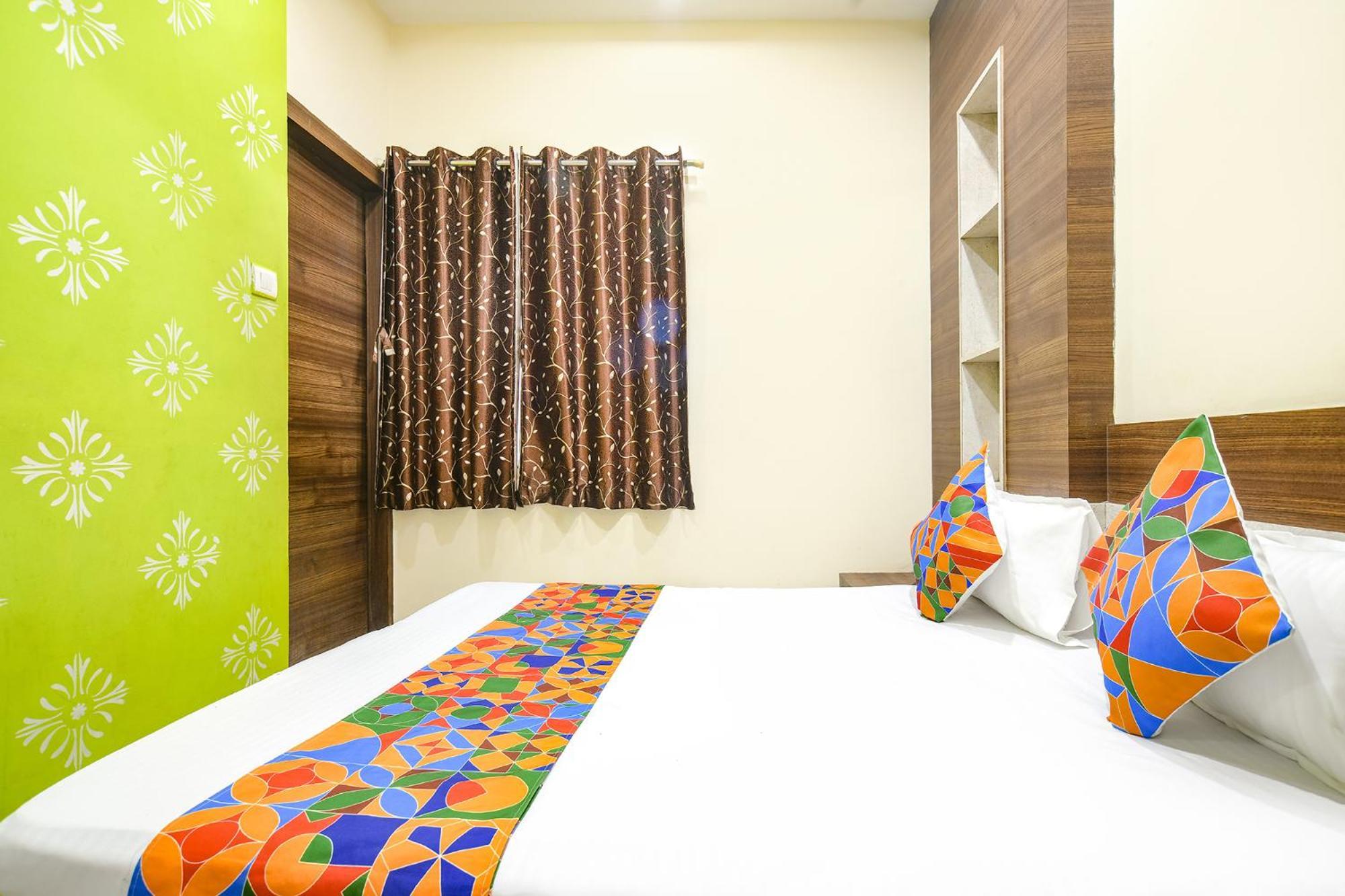 Fabexpress Blue Star Hotell Ujjain Exteriör bild