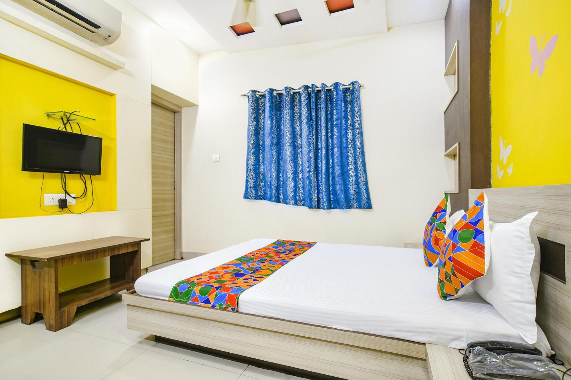Fabexpress Blue Star Hotell Ujjain Exteriör bild