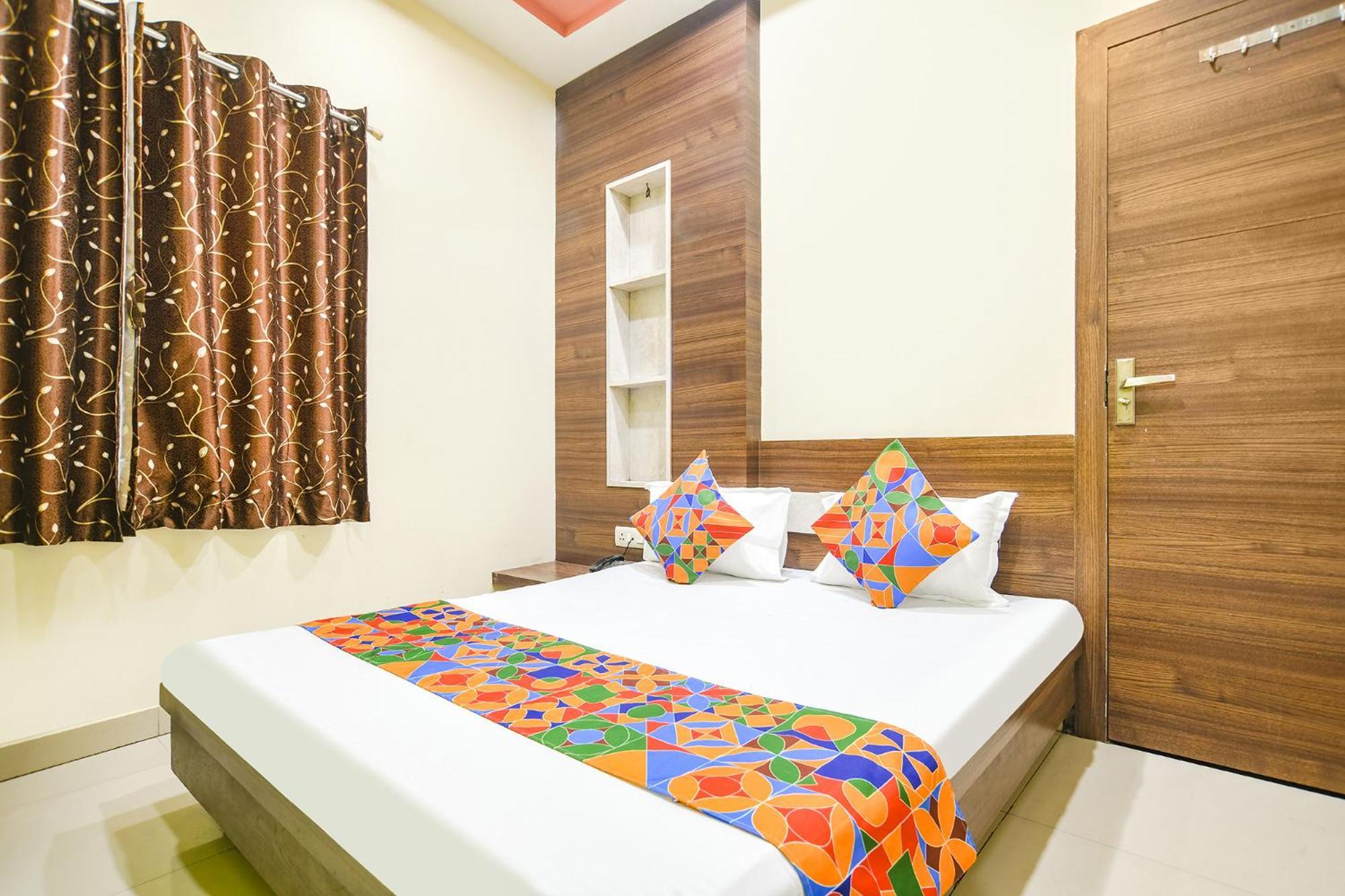 Fabexpress Blue Star Hotell Ujjain Exteriör bild