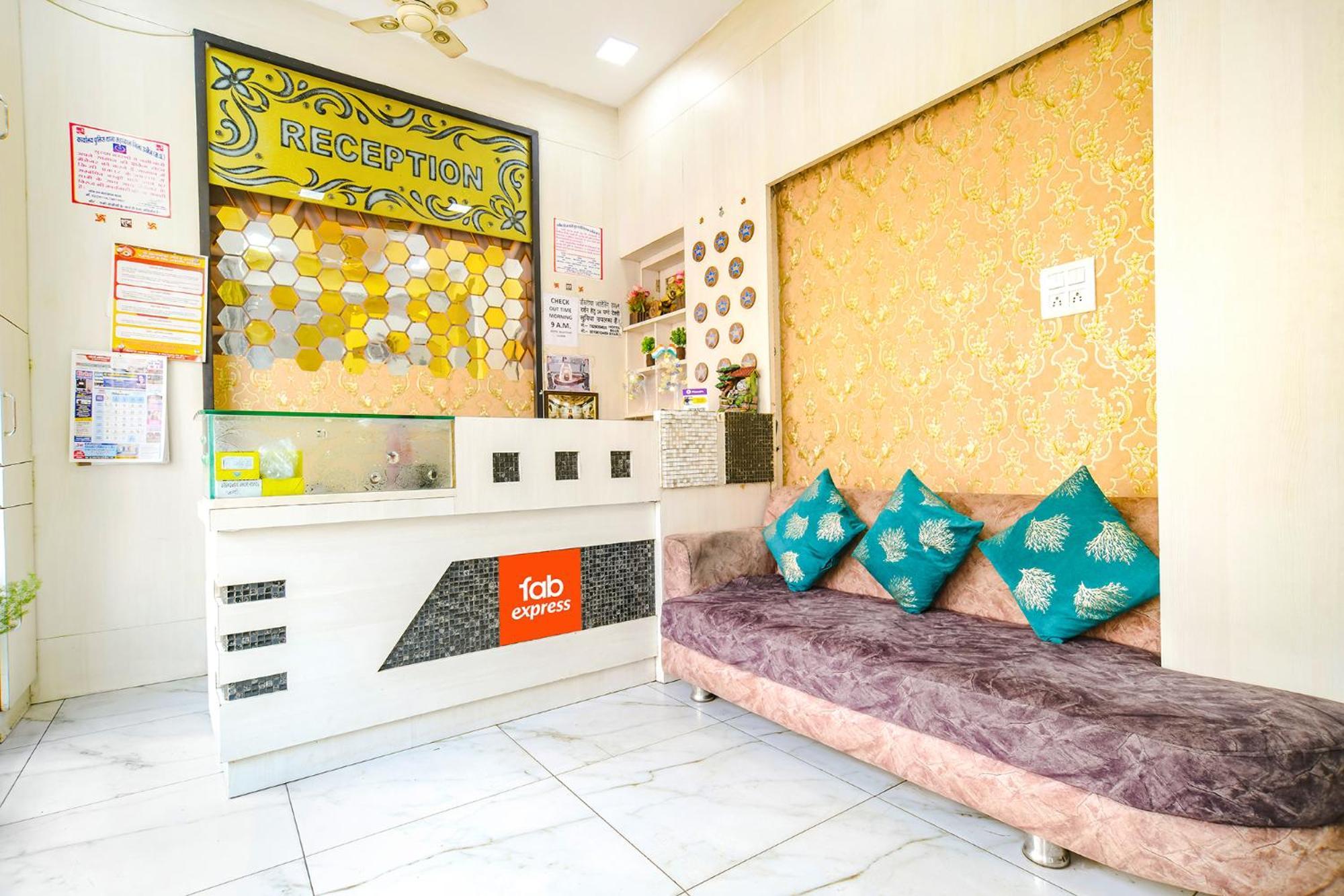 Fabexpress Blue Star Hotell Ujjain Exteriör bild